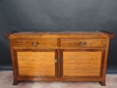 une armoire en bois à deux tiroirs et deux portes