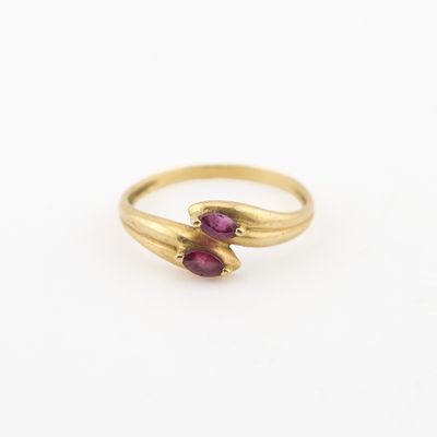 une bague en or sertie de deux tourmalines roses