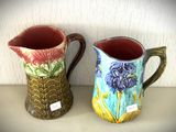 deux vases posés l'un à côté de l'autre sur une étagère