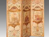 un vieux paravent en bois orné d'une peinture