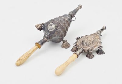 Il s'agit de deux objets de couleur argentée, dotés de manches en bois, posés sur une surface blanche.