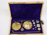 un coffret en bois contenant un jeu de pièces de monnaie