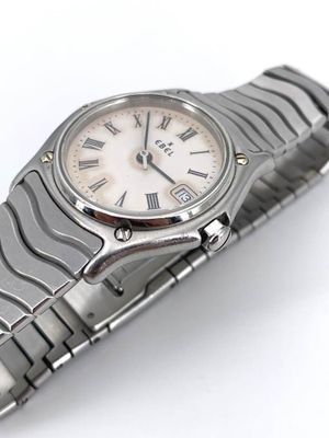 une montre en argent ornée de chiffres romains