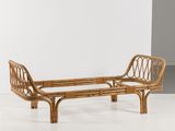 une image représentant un banc en rotin posé sur une surface blanche