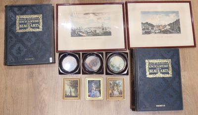 une table sur laquelle se trouvent de nombreux livres et photos