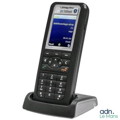 une image représentant un téléphone portable posé sur un support