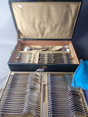 plusieurs fourchettes et cuillères dans un étui sur la table
