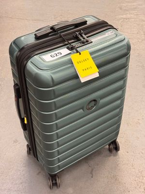 un bagage posé sur le sol