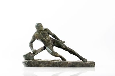 statue d'un homme tenant un marteau, posée sur une surface blanche