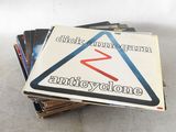une pile de CD empilés les uns sur les autres