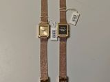 une photo montrant deux montres posées sur une table