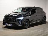 la voiture noire est garée dans le garage sur un sol en damier