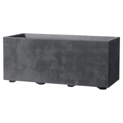 Cette grande jardinière rectangulaire est en béton et présente une finition noire.