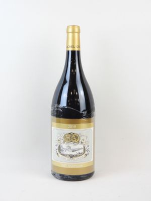 une bouteille de vin posée sur une table