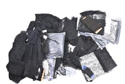 un tas de vêtements et d'autres objets posés sur une surface blanche