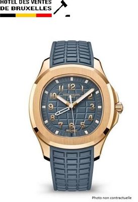 La montre est bleue, avec un boîtier doré et un bracelet en caoutchouc bleu.