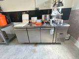 une cuisine équipée de nombreux appareils électroménagers et d'un plan de travail