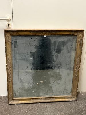 Miroir en bois et stuc doré à décor de palmettes.