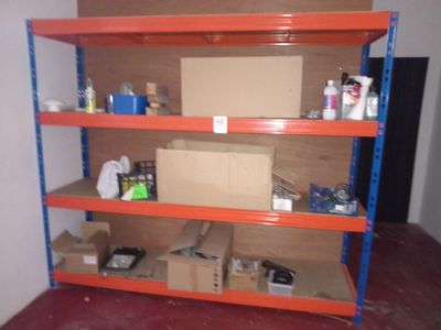 une étagère sur laquelle sont posées des boîtes et d'autres objets, dans une pièce