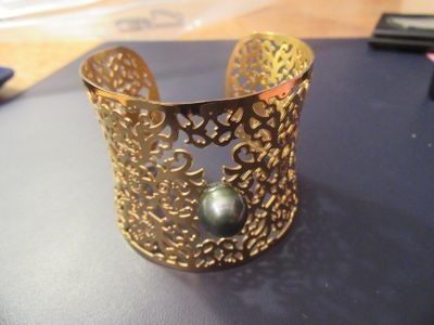 Bracelet EN Metal Dore + Perle Grise DE Tahiti 30 - 50…
