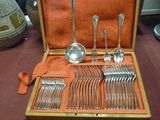 un coffret en bois contenant de l'argenterie sur une table