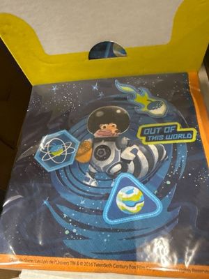 coffre à jouets orné d'une image représentant un homme en combinaison spatiale