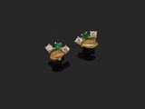 une paire de boucles d'oreilles en émeraude et diamant