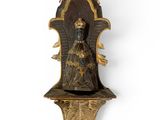 une photo d'une statue représentant une femme posée sur une étagère