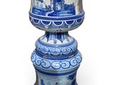 un vase bleu et blanc sur lequel est représenté un homme dans un bateau