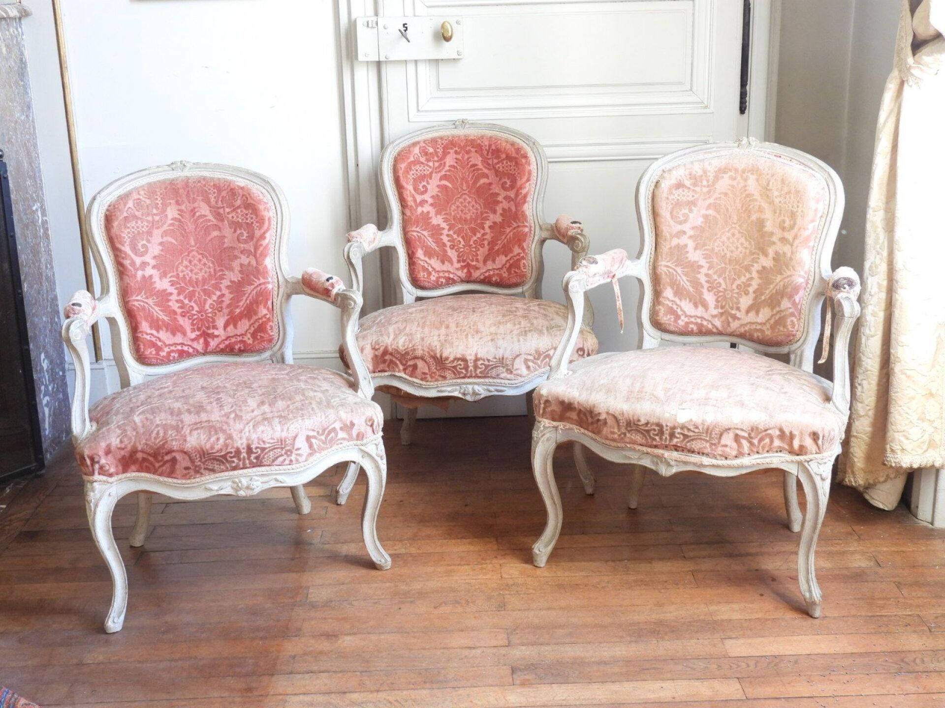 SUITE DE TROIS FAUTEUILS en bois mouluré et sculpté de fleur…