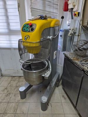 un mixeur jaune posé dans une cuisine près d'une fenêtre