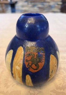 un vase bleu orné d'un dragon, posé sur une table