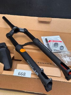 une boîte contenant une paire d'outils