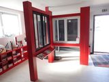 une pièce rouge avec une fenêtre et une étagère remplie de livres