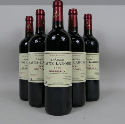 six bouteilles de vin rouge sont alignées