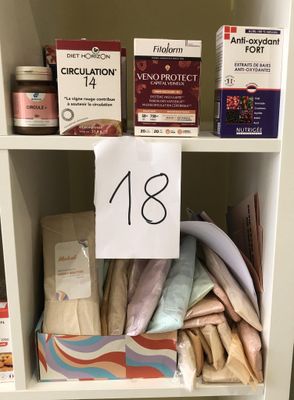 une étagère sur laquelle sont disposés de nombreux objets différents