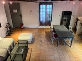 un salon avec un canapé et une table