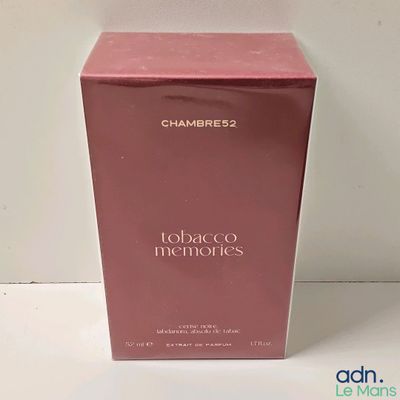 La boîte de parfum est vide sur la table.