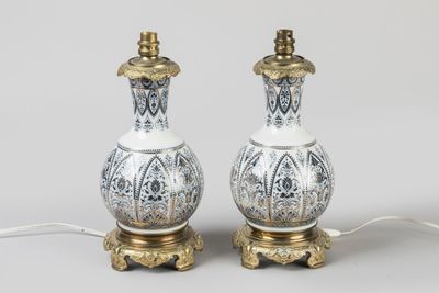 une paire de vases blancs et dorés ornés de motifs élaborés