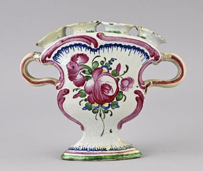 une image représentant un vase orné de fleurs peintes