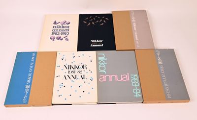 plusieurs livres posés sur une table, sur fond blanc