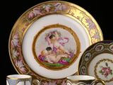 deux tasses et une soucoupe ornées d'un motif