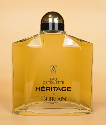 un gros plan d'un flacon de parfum sur un fond beige