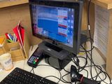 un bureau sur lequel se trouvent un clavier, une souris et un écran