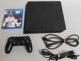 une console de jeu vidéo et un contrôleur de jeu sur une table
