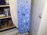 une planche de surf bleue et blanche posée sur un support