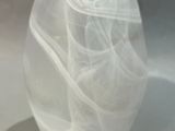 un vase blanc orné d'un motif en spirale