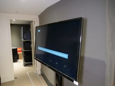 une télévision à écran plat fixée au mur dans le salon