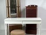 une table blanche avec un miroir et un tabouret