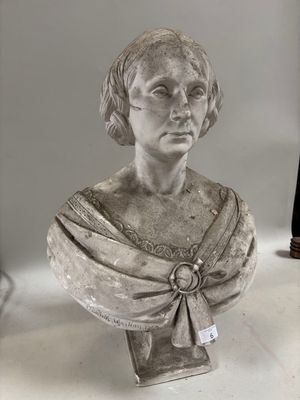 un buste de femme avec un nœud autour du cou